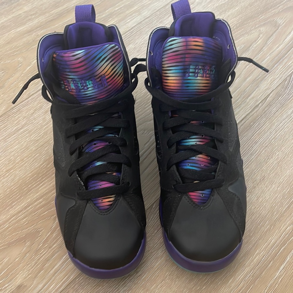 Lola Bunny Jordan 6 Woman’s size 7.5 Worn a few times still in great condition.